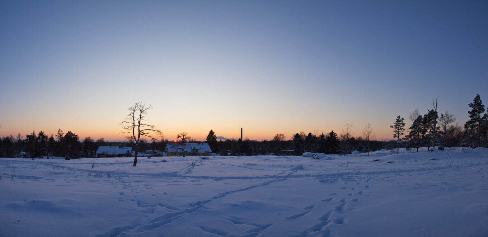 Aurinko laskee Mustikkamäellä